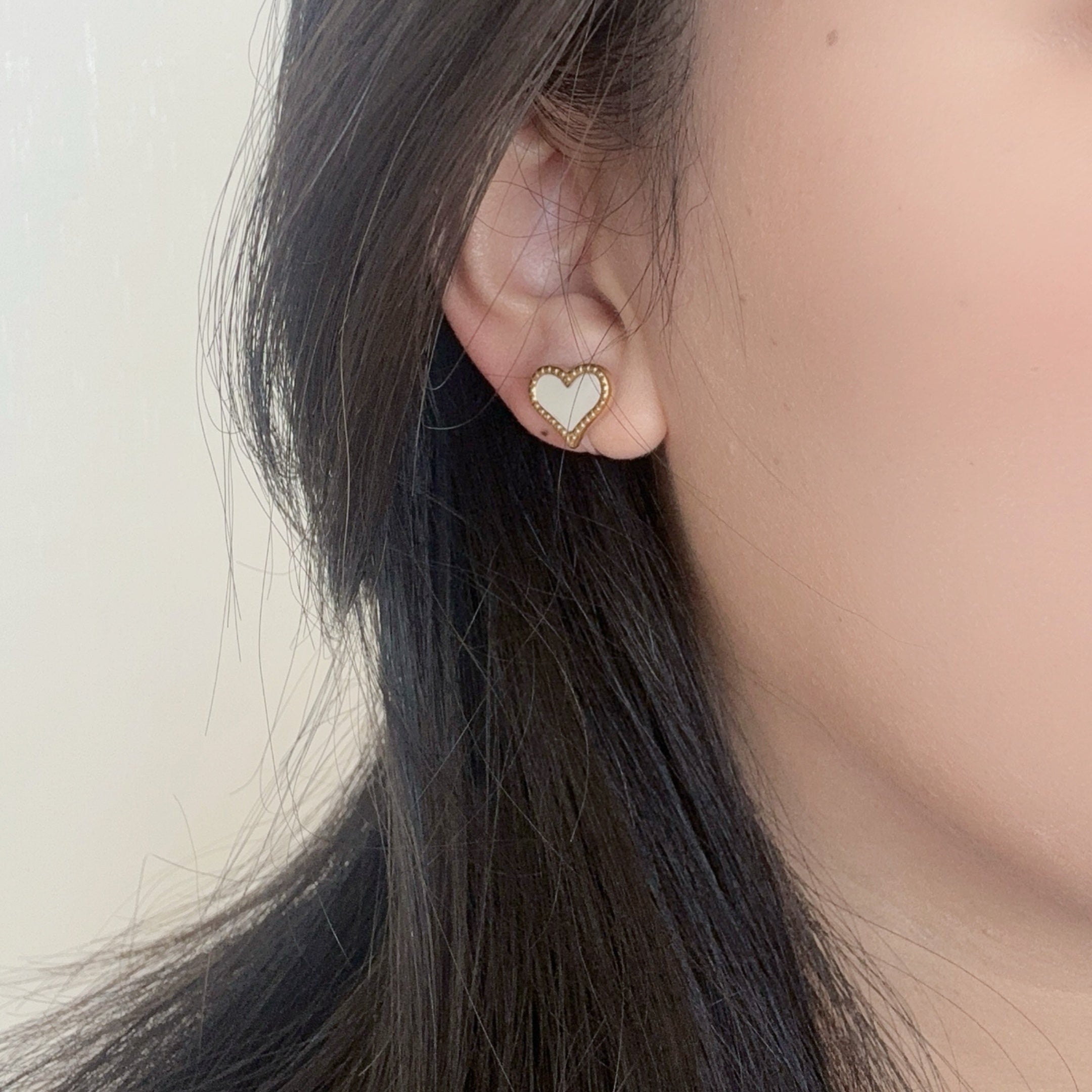 Heart-shaped shellfish Clip-On Stud Earrings