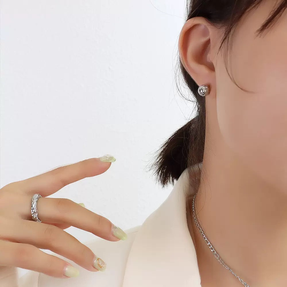 clip-on earrings by SOMIY – pain-free non-pierced jewelry for everyday wear