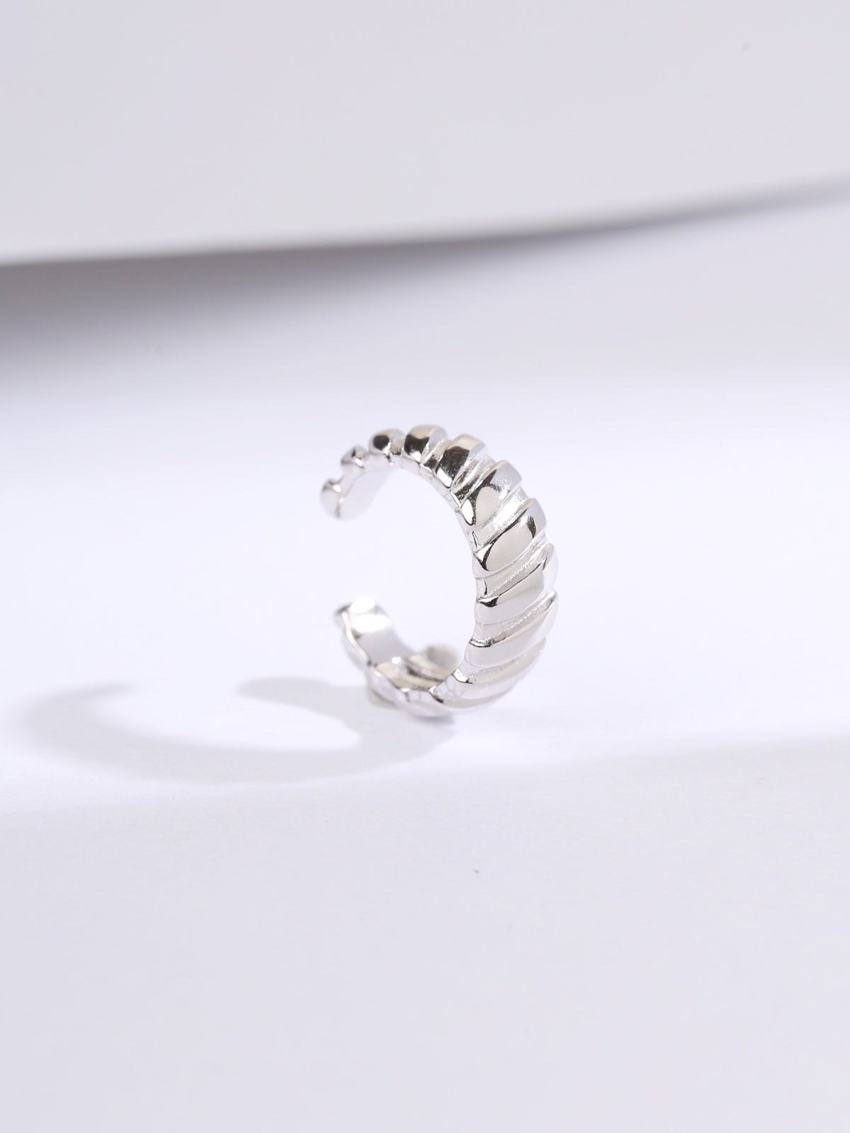 ear cuff by SOMIY – modern non-pierced jewelry for all-day comfort