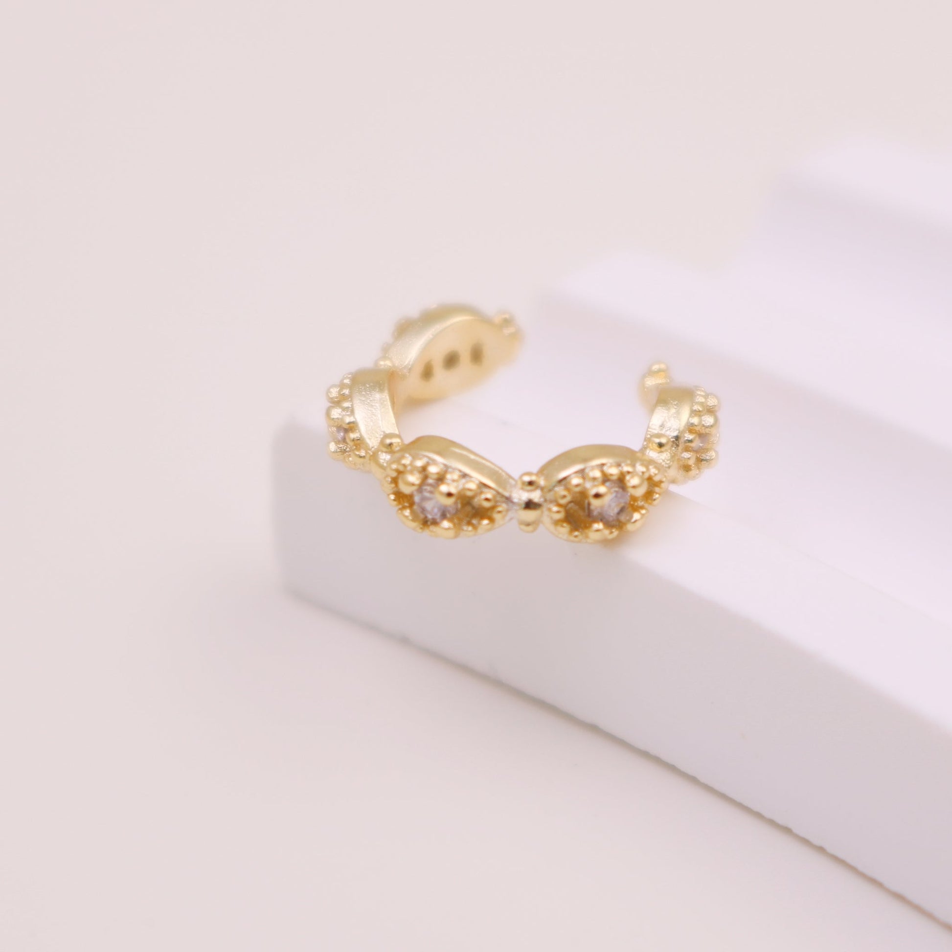 ear cuff by SOMIY – modern non-pierced jewelry for all-day comfort