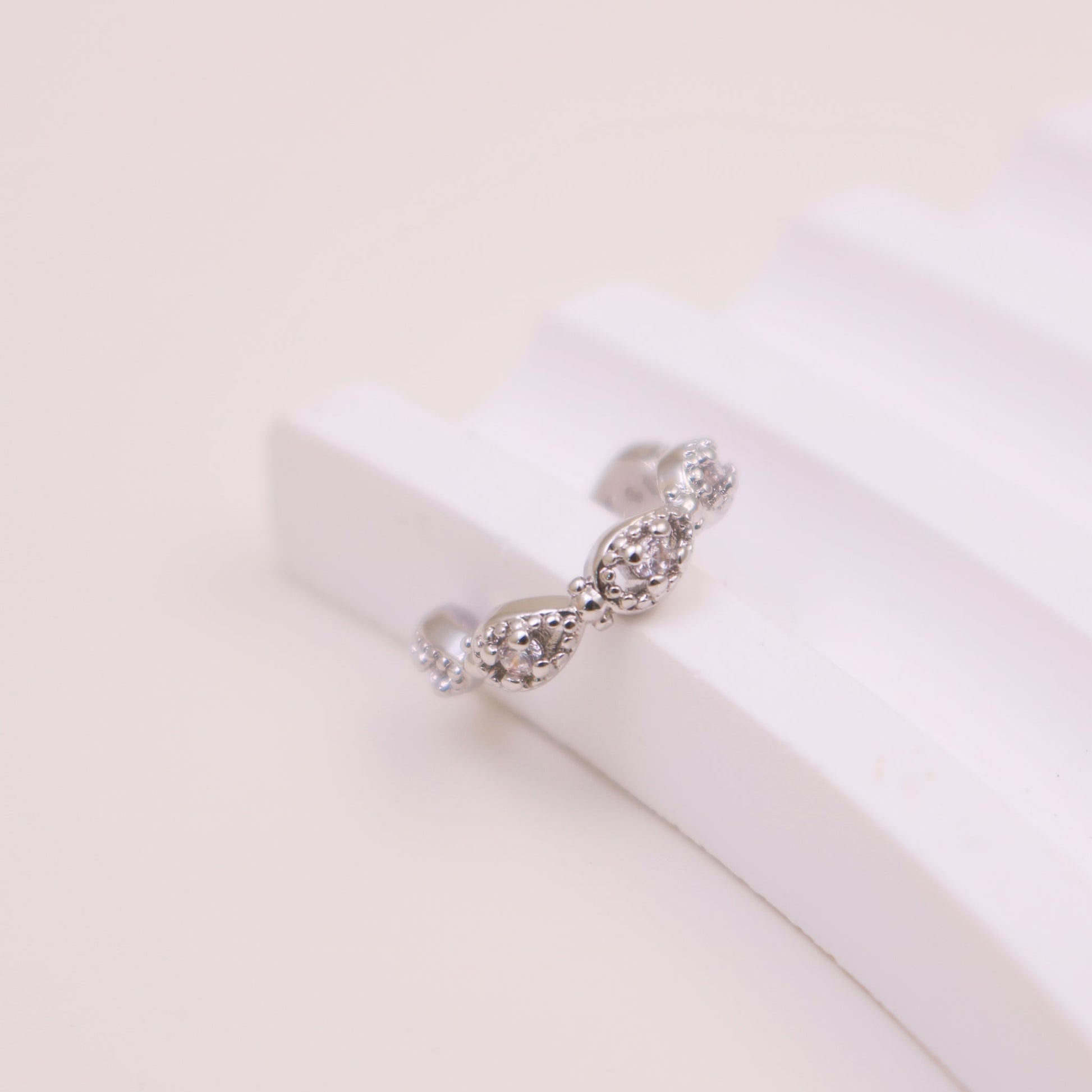 ear cuff by SOMIY – modern non-pierced jewelry for all-day comfort