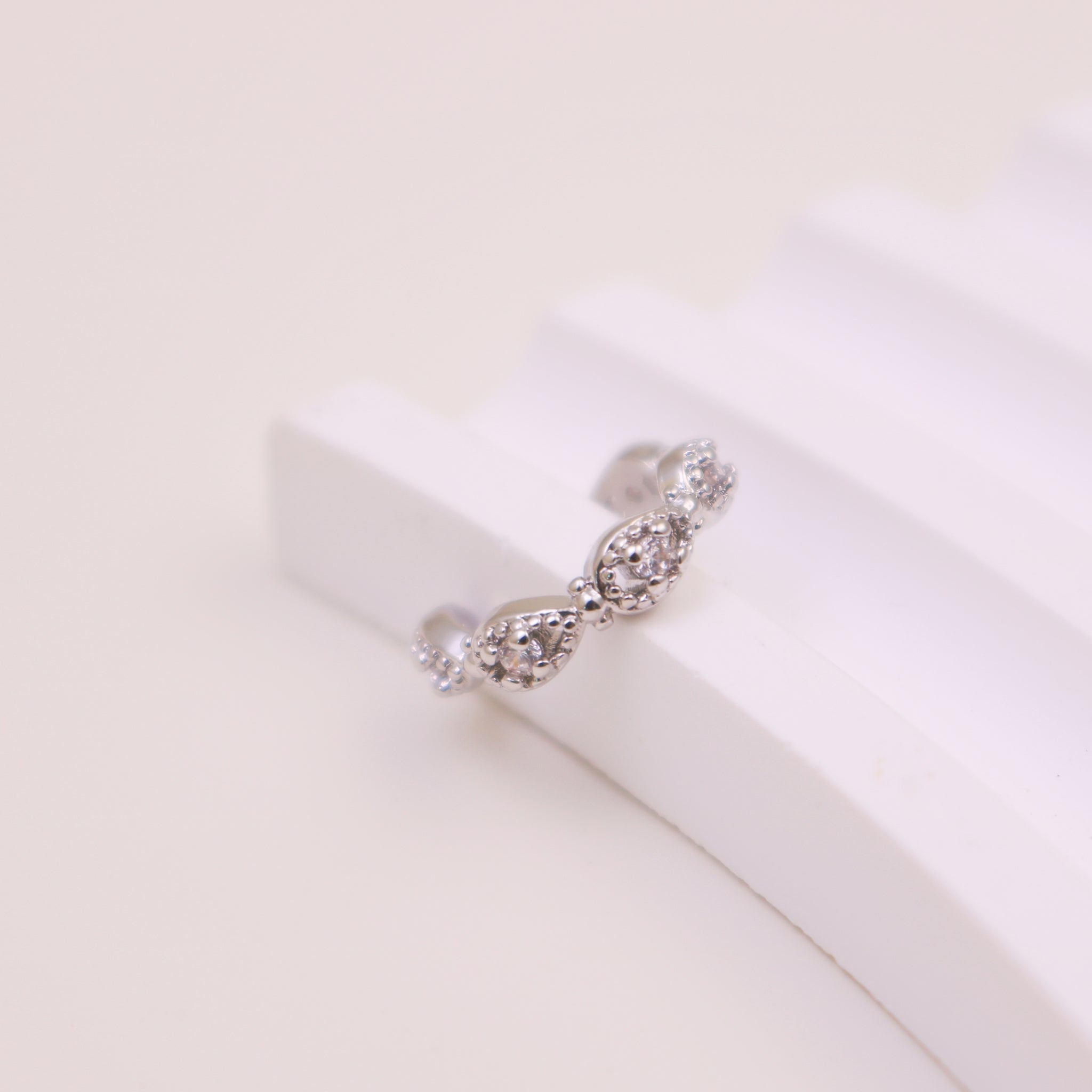 ear cuff by SOMIY – modern non-pierced jewelry for all-day comfort