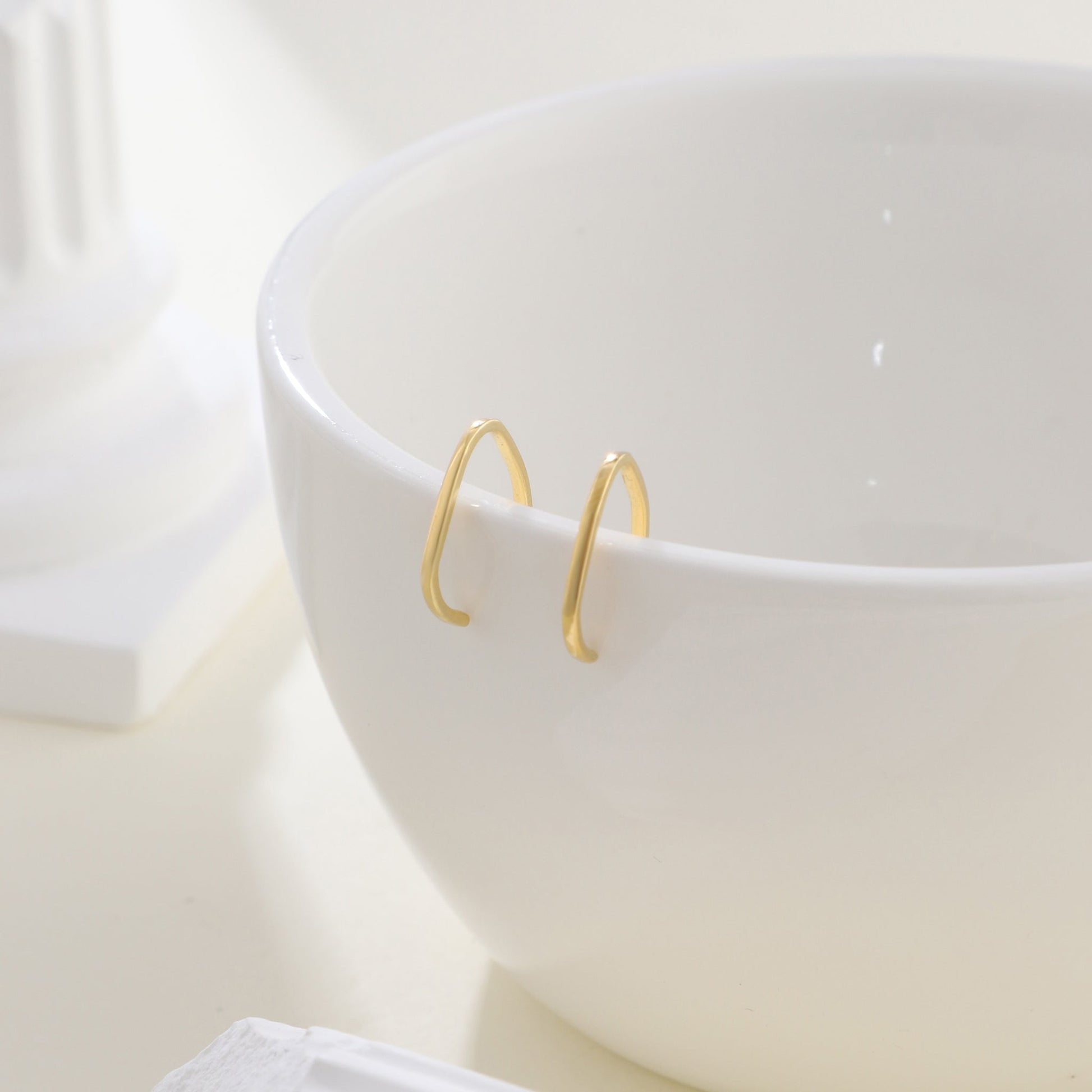 ear cuff by SOMIY – modern non-pierced jewelry for all-day comfort