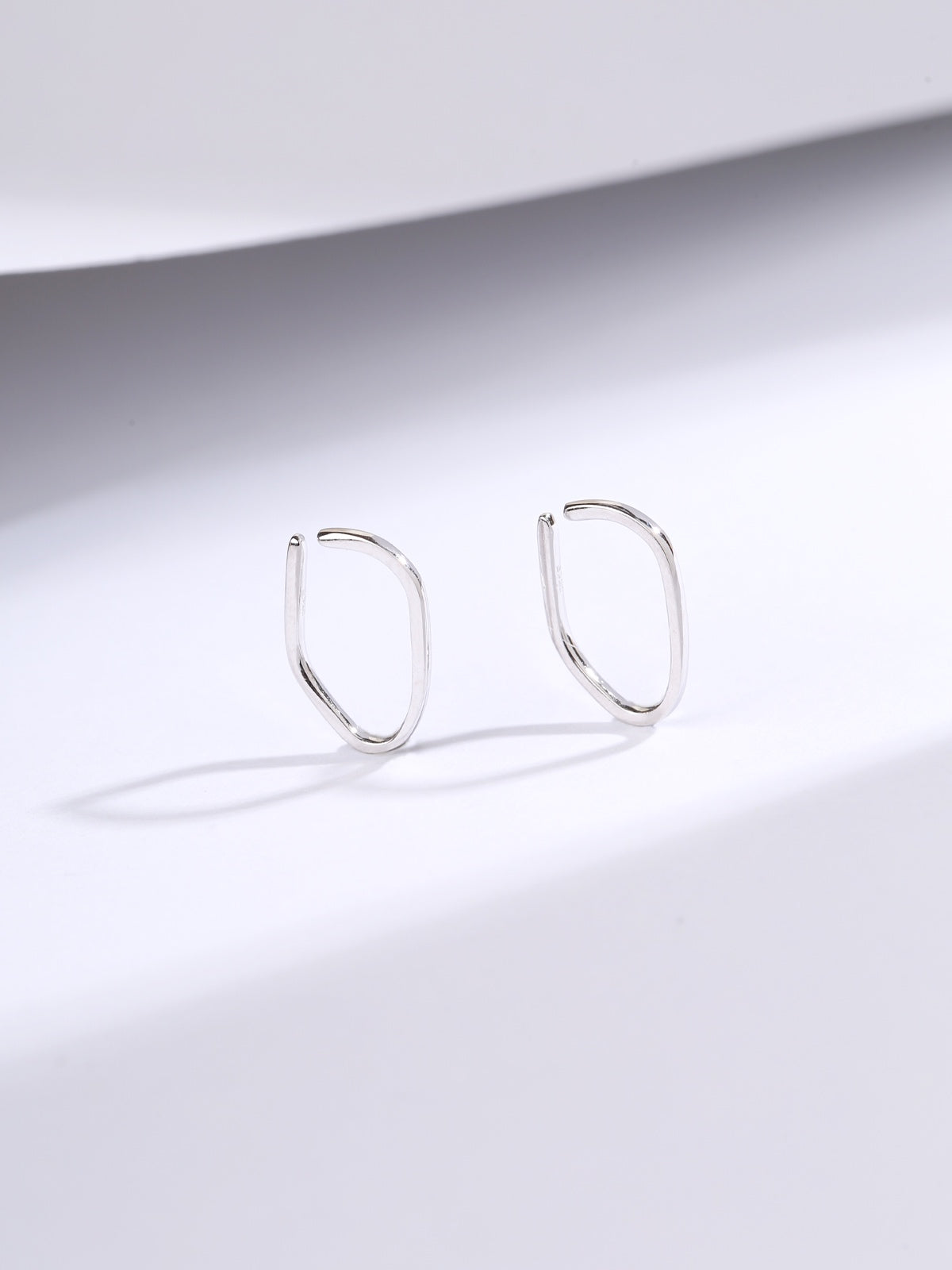 ear cuff by SOMIY – modern non-pierced jewelry for all-day comfort