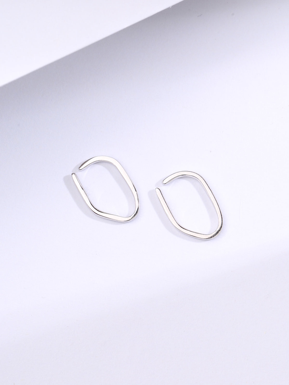 ear cuff by SOMIY – modern non-pierced jewelry for all-day comfort