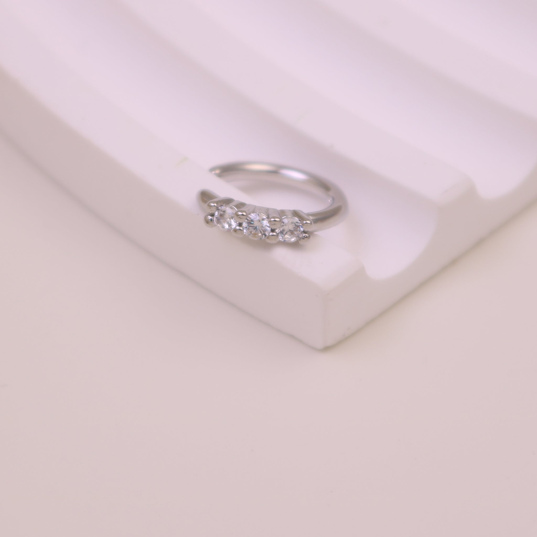 ear cuff by SOMIY – modern non-pierced jewelry for all-day comfort