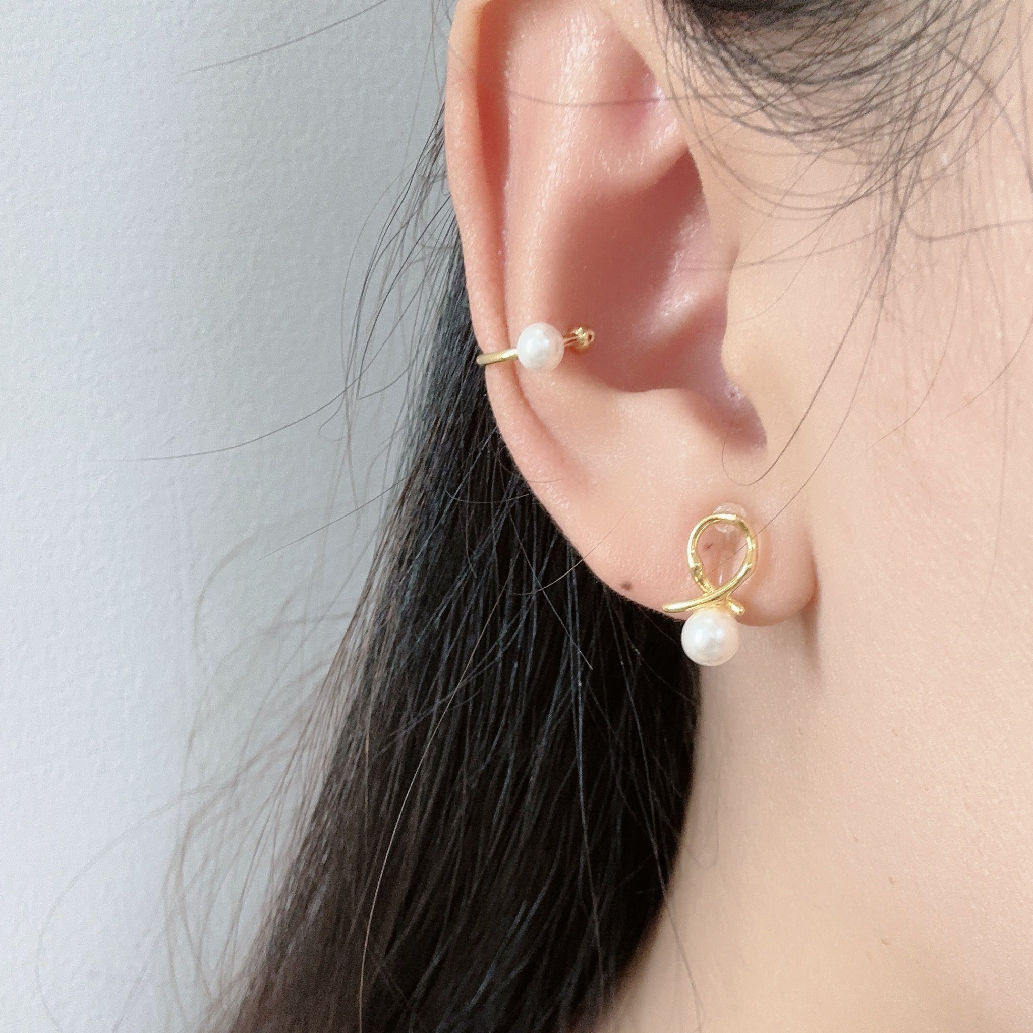 Gold Pearlear cuff by SOMIY – modern non-pierced jewelry for all-day comfort