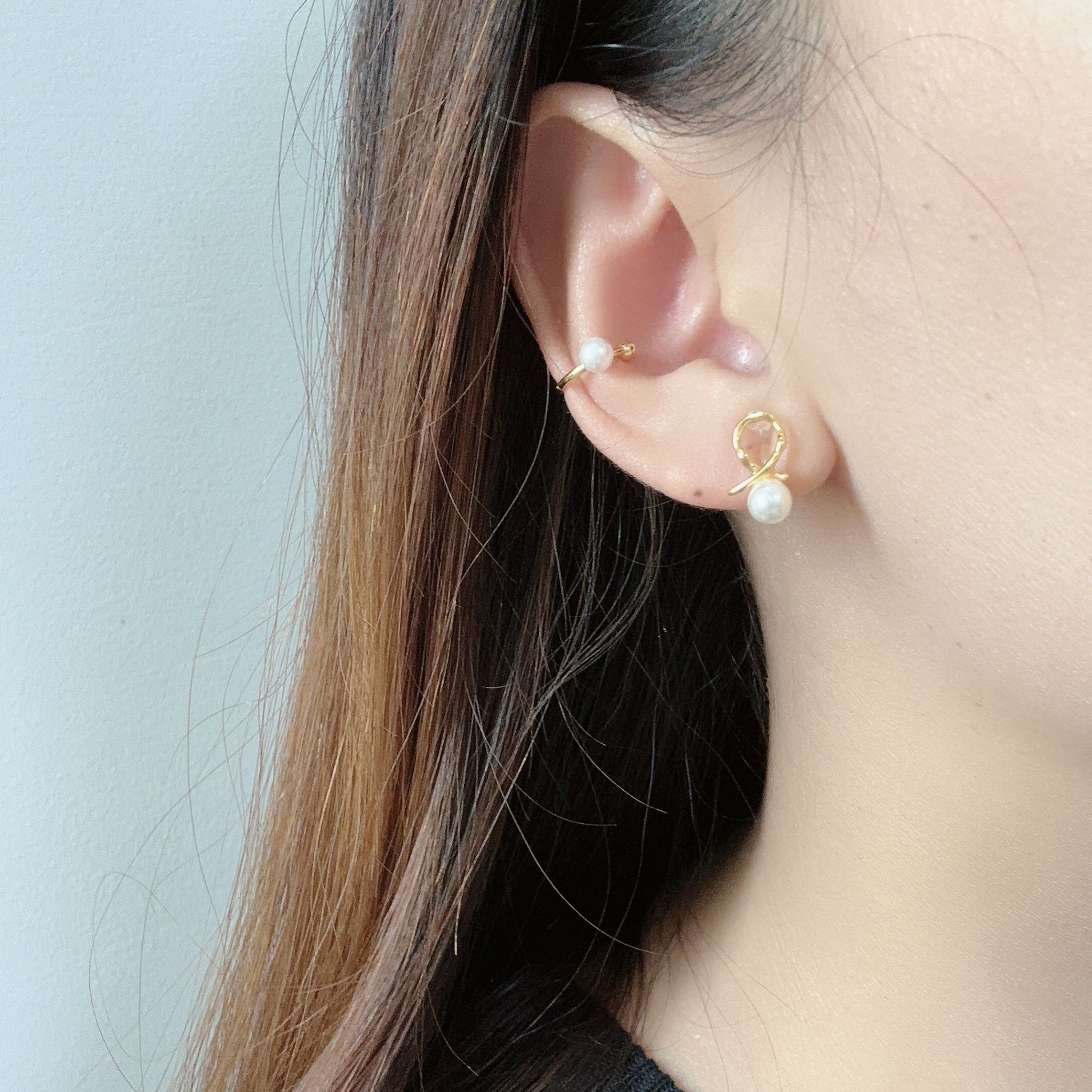 Gold Pearlear cuff by SOMIY – modern non-pierced jewelry for all-day comfort