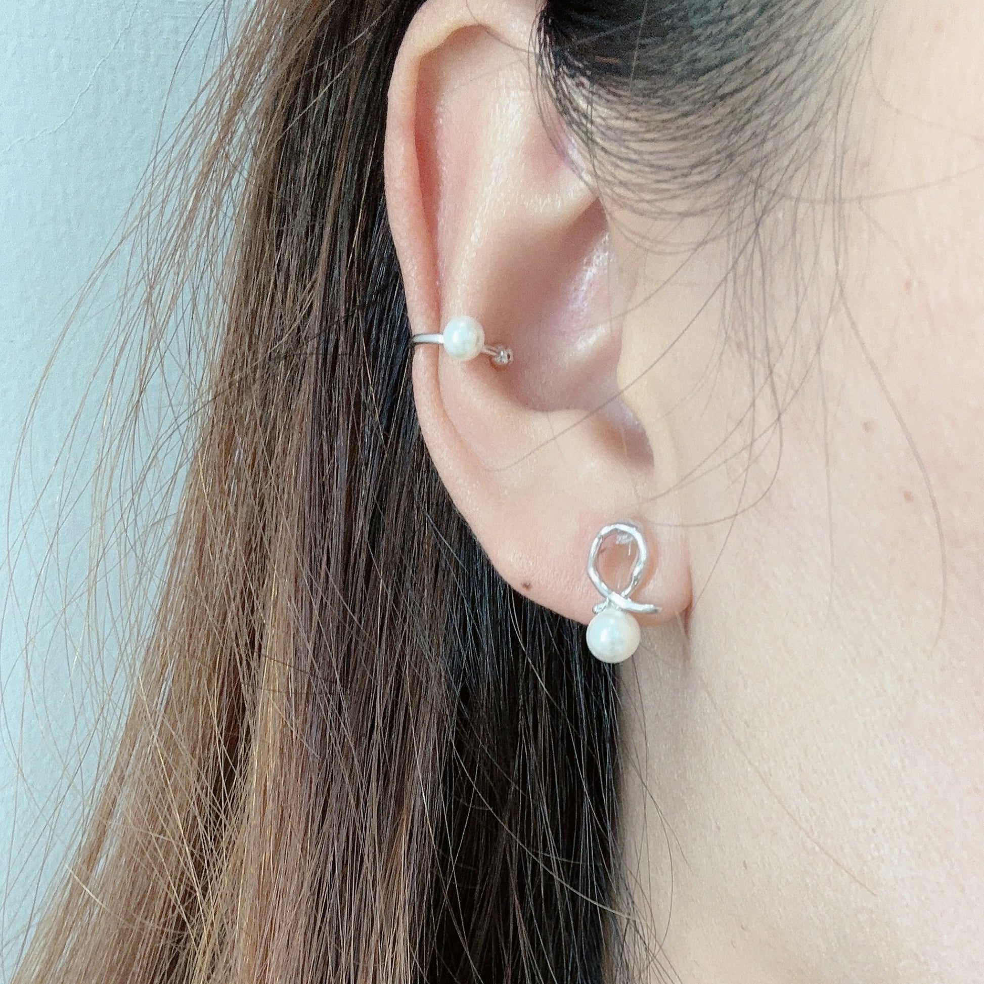 Gold Pearlear cuff by SOMIY – modern non-pierced jewelry for all-day comfort