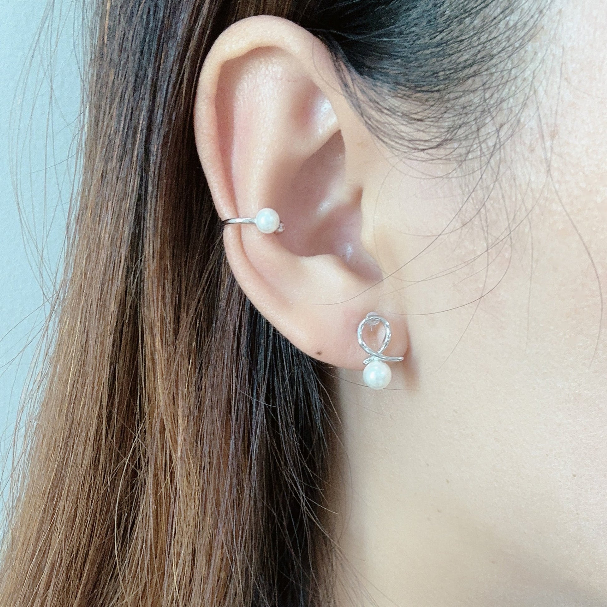 Gold Pearlear cuff by SOMIY – modern non-pierced jewelry for all-day comfort