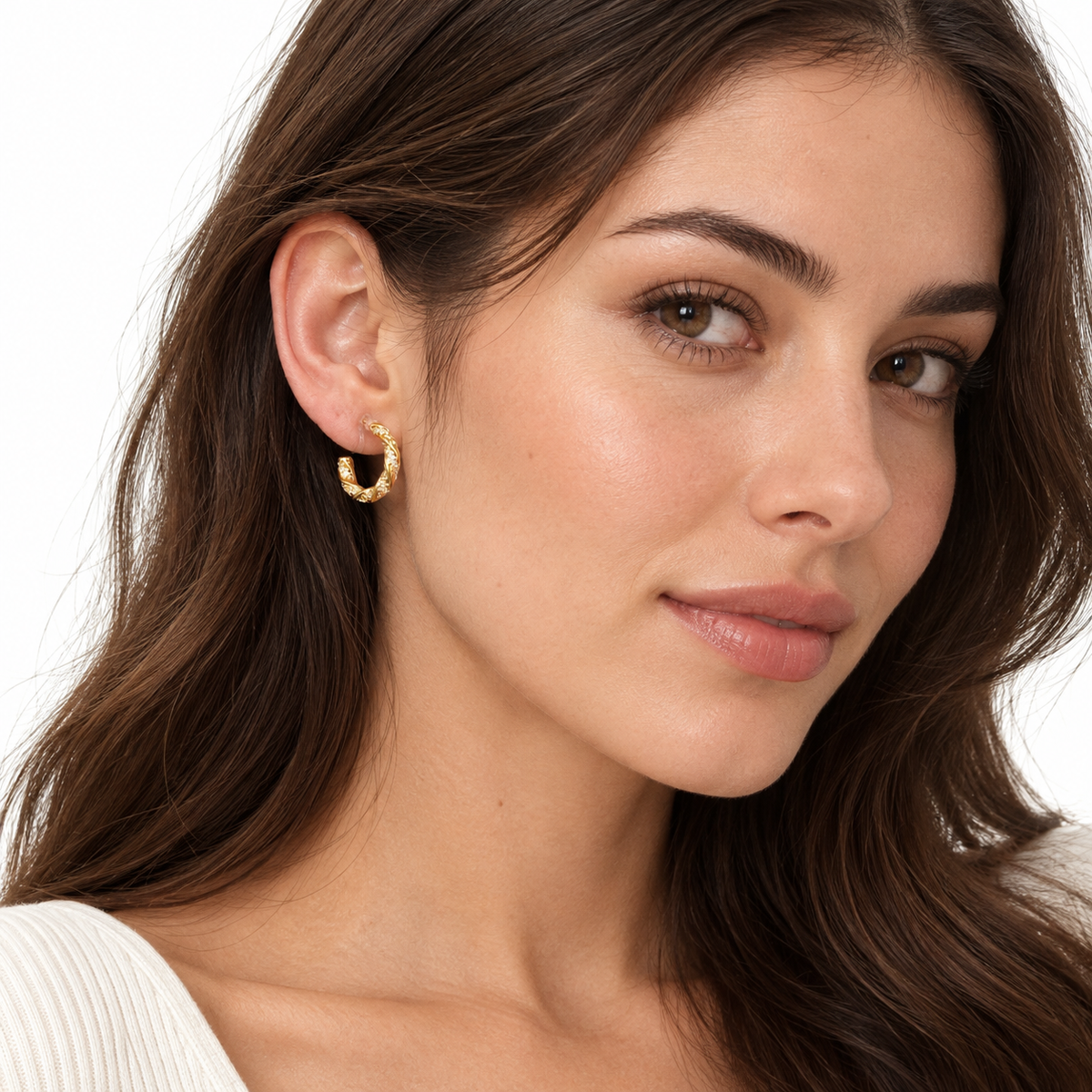 Model wearing SOMIY Pavé Twist Clip-On Hoop Earrings in gold