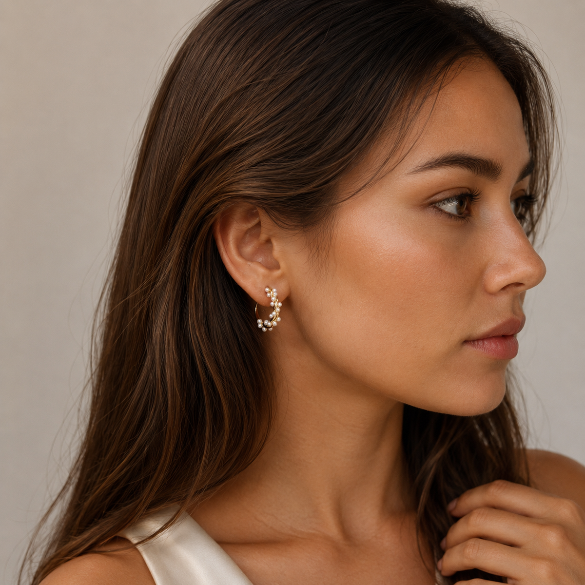 Model wearing SOMIY Mini Pearl Twist Clip-On Hoops in gold