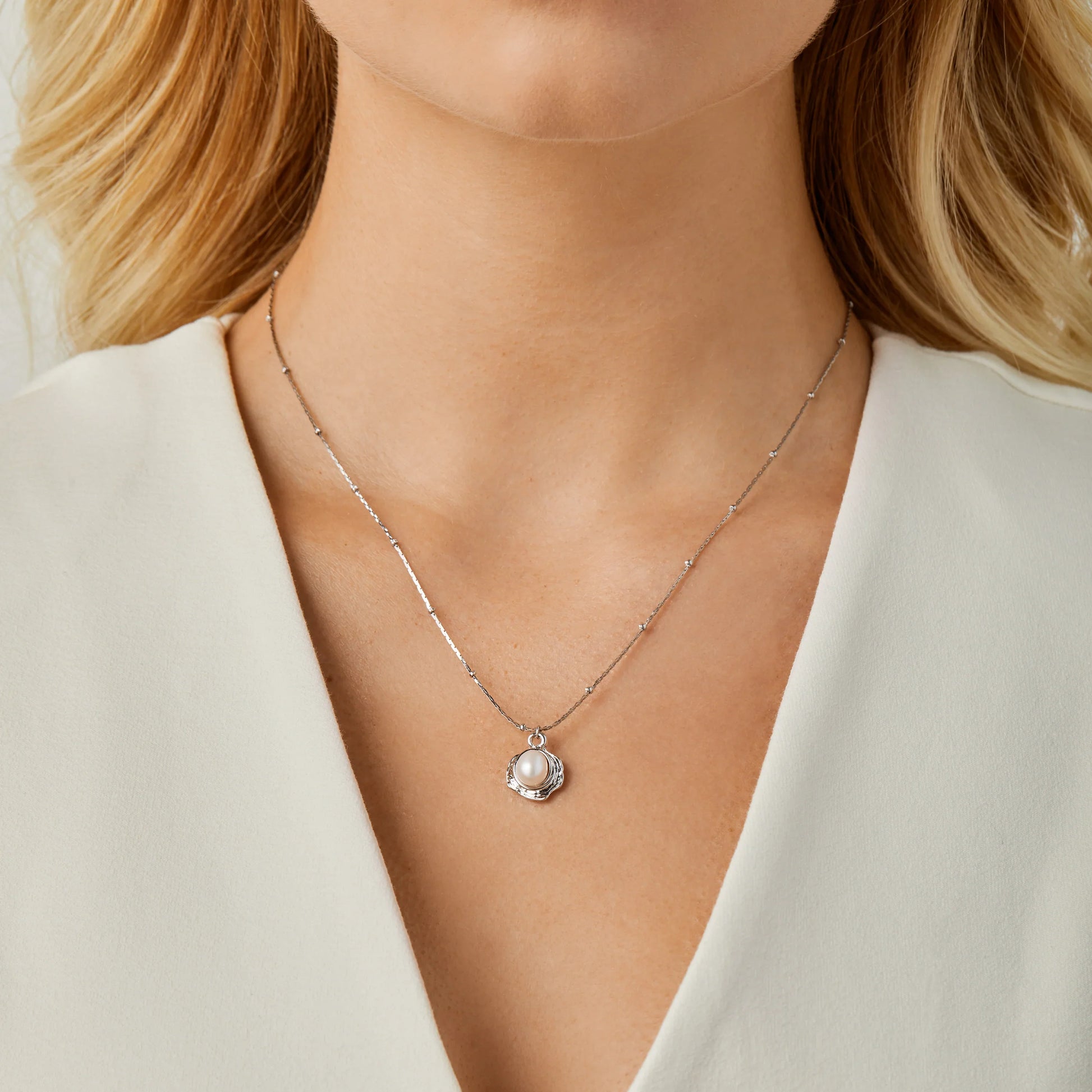 Pearlnecklace by SOMIY – minimalist jewelry that pairs with our clip-on earrings