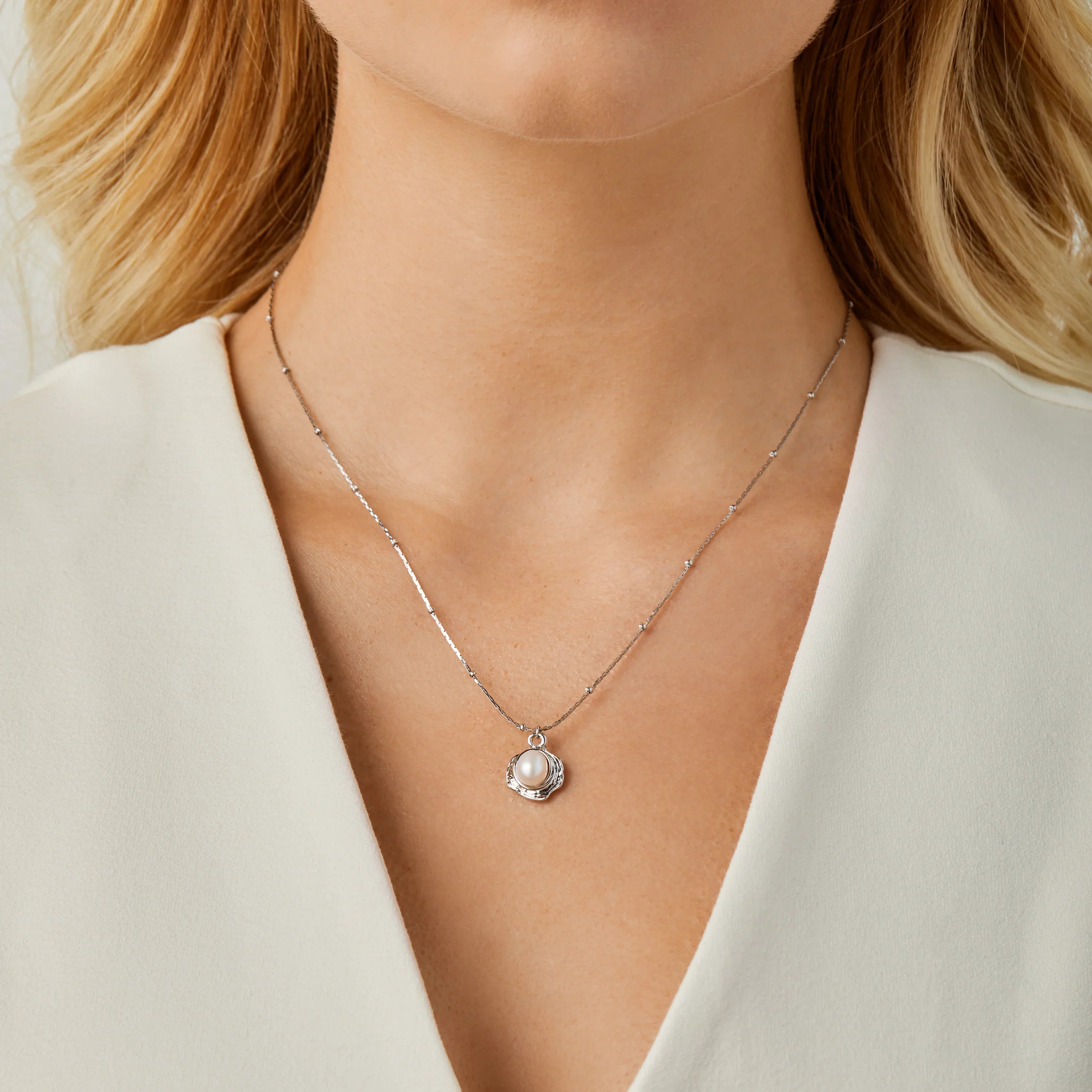 Pearlnecklace by SOMIY – minimalist jewelry that pairs with our clip-on earrings