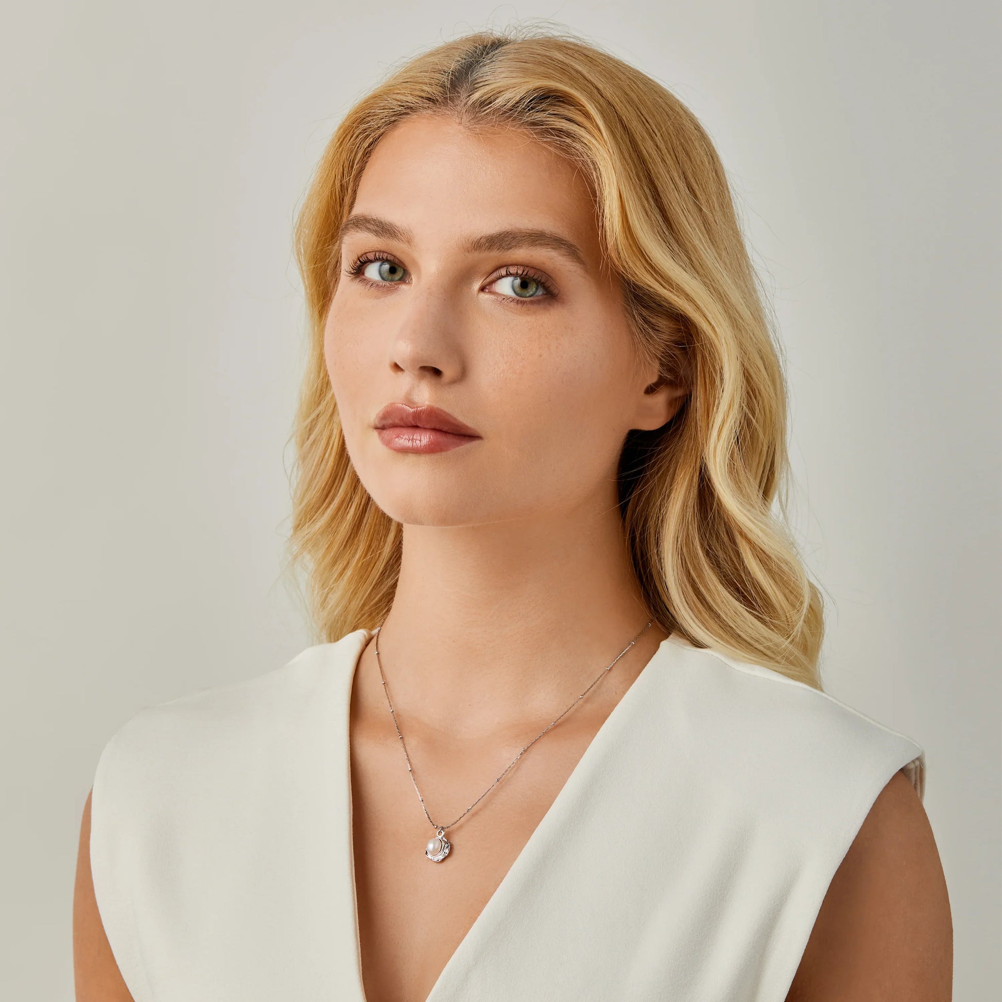 Pearlnecklace by SOMIY – minimalist jewelry that pairs with our clip-on earrings