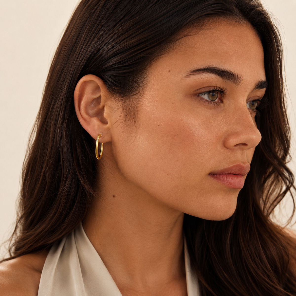 Model wearing SOMIY Small Oval Clip-On Hoop Earrings in gold