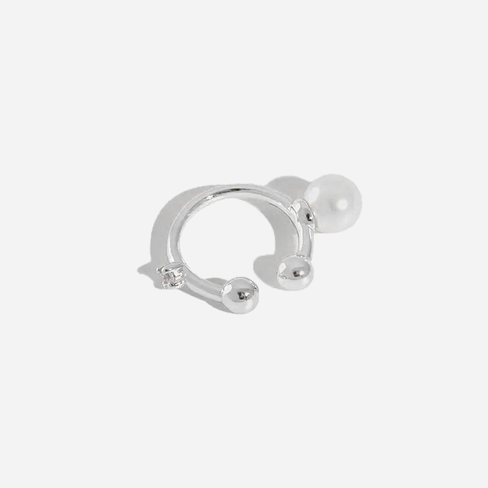 Gold Pearlear cuff by SOMIY – modern non-pierced jewelry for all-day comfort