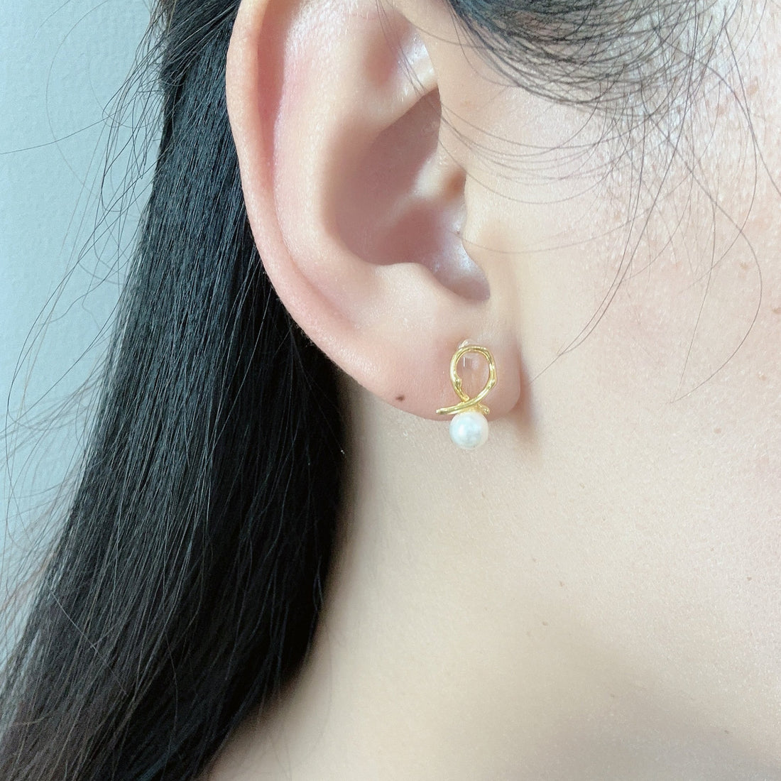 Rocky Pearl Clip-On Stud Earrings - Gold - SOMIY